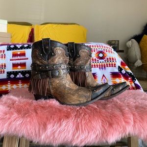 Like new Corral snip toe cowboy boot